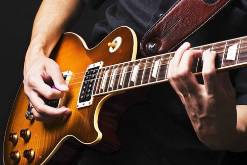 Guitares classiques, électrique, accoustiques, folk, amplis,... - La guitare est un instrument à cordes pincées. Les cordes sont disposées parallèlement à la table d'harmonie et au manche, généralement coupé de frettes, sur lesquelles on appuie les cordes, d'une main, pour produire des notes différentes. L'autre main pince les cordes, soit avec les ongles et le bout des doigts, soit avec un plectre (ou médiator). La guitare a le plus souvent six cordes. 