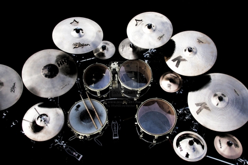 Kits complets, baguettes, peaux, cymbales, accessoires, ... - Une batterie est un ensemble d'instruments de percussion (de type fûts et cymbales) disposé pour être joué par une seule personne, la plupart du temps à l'aide de baguettes et de pédales. 