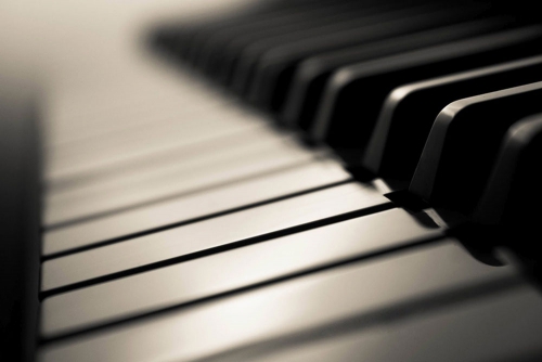 Claviers maîtres, synthétiseur, piano accoustique, piano électrique, accessoires. - En musique, la famille des claviers désigne les instruments de musique dont le son est émis grâce à l'actionnement des touches d'un ou plusieurs claviers. Même si l'instrument contient des cordes (comme le piano), c'est le fait d'utiliser un clavier qui détermine la famille de l'instrument.